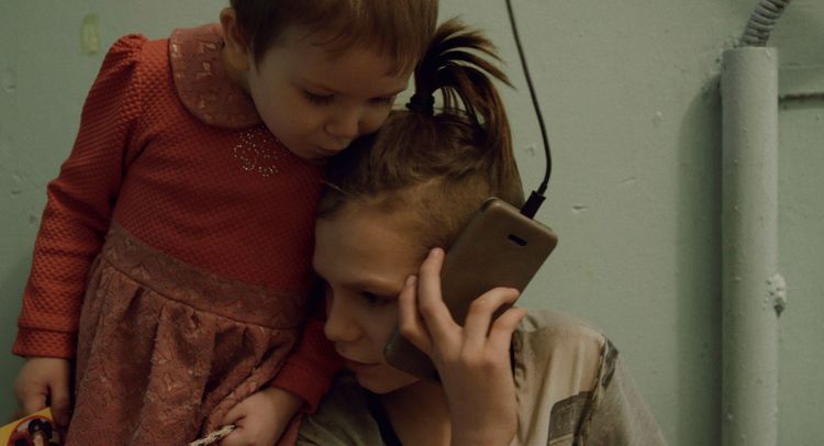 01_A House Made Of Splinters_Koyla & Kristina_Phone_Photo by Simon Lereng Wilmont_Copyright Final Cut for Real.jpg