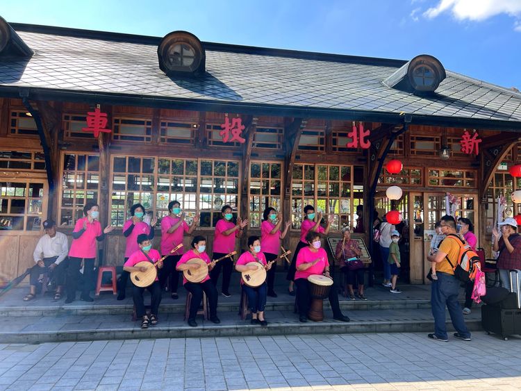 劇照02-滿州民謠阿嬤們在新北投車站快閃演唱.jpg