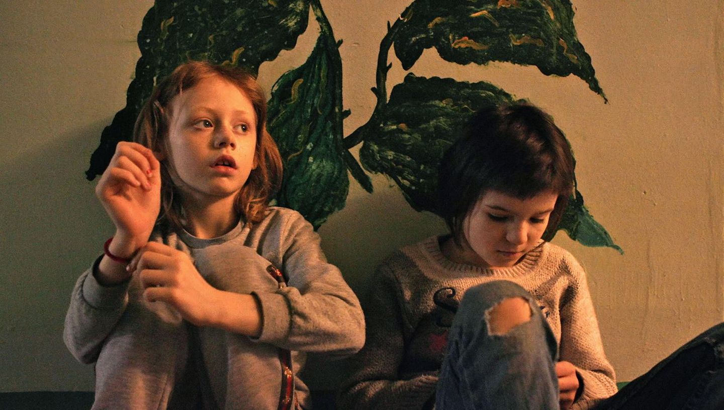 https://viewpoint.pts.org.tw/cms/uploads/large_02_A_House_Made_of_Splinters_Alina_and_Sasha_Leaves_Photo_by_Simon_Lereng_Wilmont_Copyright_Final_Cut_for_Real_21c7072f19.jpg